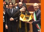 Roma premia Vasco Rossi con la lupa capitolina _1
